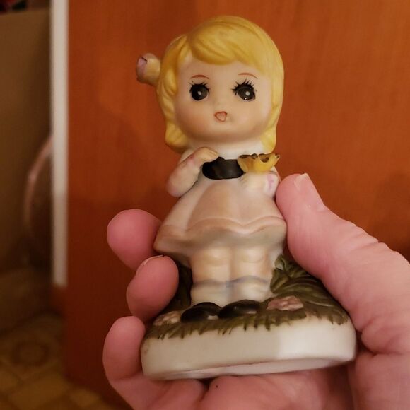 Vintage Lot of 3 Boy/Girl Wide Eyes Porcelain Bisque Figurines - Picture 4 of 13